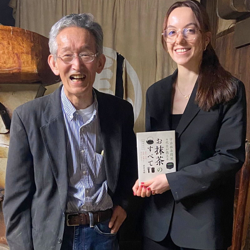 Maître japonais du thé respectant la tradition du matcha