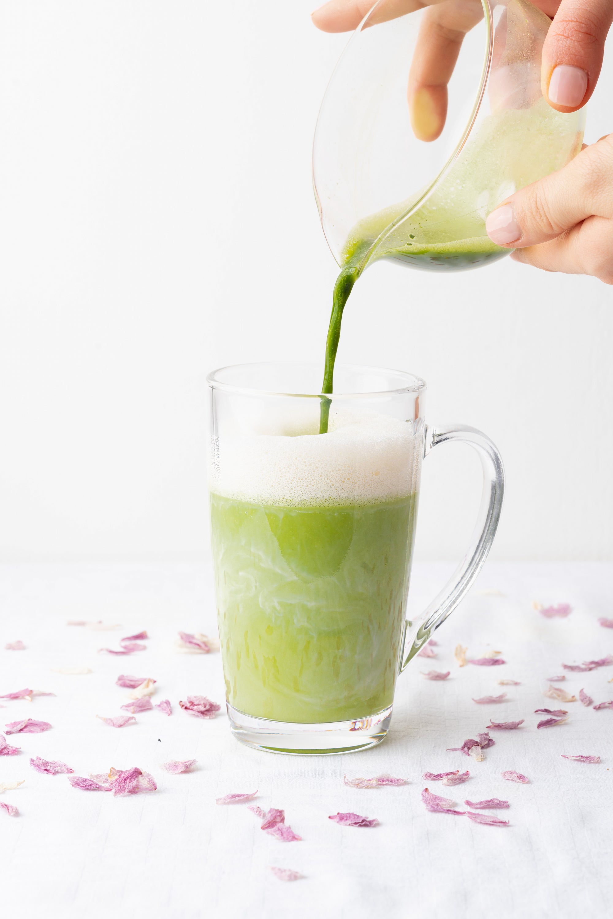 • Matcha Sakura Louva Matcha, thé vert japonais bio avec fleur de cerisier, boîte dorée 40g
• Boîte dorée japonaise de Matcha Sakura, mélange floral de matcha japonais et fleur de sakura
