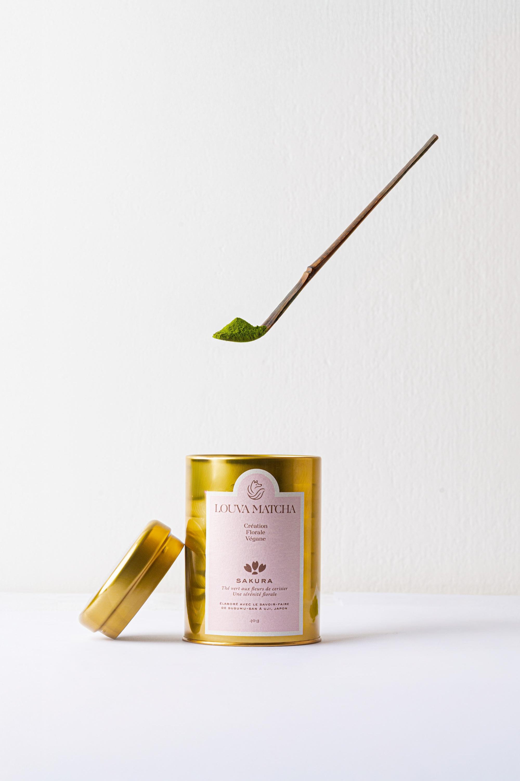 	•	Matcha Sakura Louva Matcha, thé vert japonais bio avec fleur de cerisier, boîte dorée 40g
	•	Boîte dorée japonaise de Matcha Sakura, mélange floral de matcha japonais et fleur de sakura