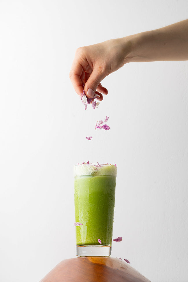 	•	Matcha Sakura Louva Matcha, thé vert japonais bio avec fleur de cerisier, boîte dorée 40g
	•	Boîte dorée japonaise de Matcha Sakura, mélange floral de matcha japonais et fleur de sakura